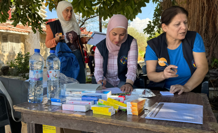 UNFPA and local partner Mosaic operate a mobile team to provide medical services to Lebanese and Syrian people arriving in Syria’s Lattakia Governorate. © Mosaic / Ahmad Deeb