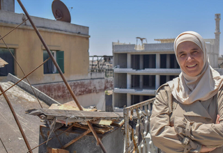 نجوى بكداش ، 52 عاماً ، من سكان حي بستان الزهراء في حلب. بعد أن تركها زوجها المسيء هي وبناتهما الأربع، تفاقمت صعوبة وضعها بسبب ا