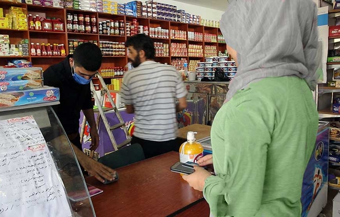 UNFPA and WFP are expanding an electronic voucher system to reach vulnerable people with food and hygiene supplies. © UNFPA Syria