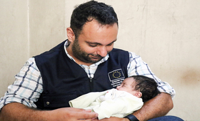 Amin Kalpakjian – EU Humanitarian Aid in Syria with Hourieh’s son. © UNFPA-Syria   