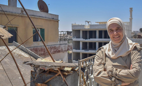نجوى بكداش ، 52 عاماً ، من سكان حي بستان الزهراء في حلب. بعد أن تركها زوجها المسيء هي وبناتهما الأربع، تفاقمت صعوبة وضعها بسبب ا