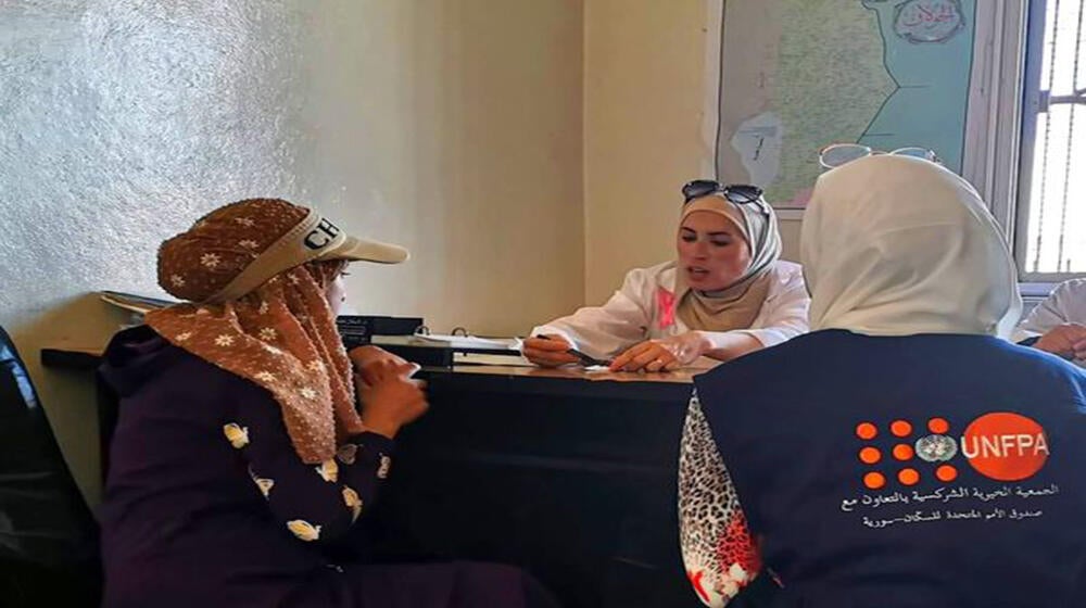 سيدتان من الجمعية الخيرية الشركسية تقدمان الدعم النفسي والاجتماعي لإحدى السيدات العائدات إلى القنيطرة، ضمن جهود صندوق الأمم المتحدة للسكان لتقديم الرعاية المتكاملة