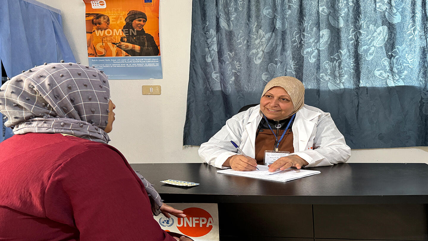 القابلة عفاف تقدم استشارة صحية لإحدى السيدات في عيادة جبا بالجولان.