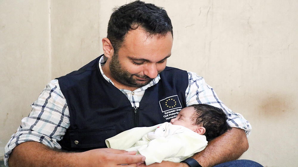 Amin Kalpakjian – EU Humanitarian Aid in Syria with Hourieh’s son. © UNFPA-Syria   